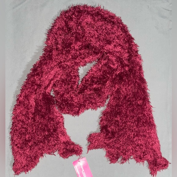 Shaggy Burgundy Scarf - Picture 4 of 4